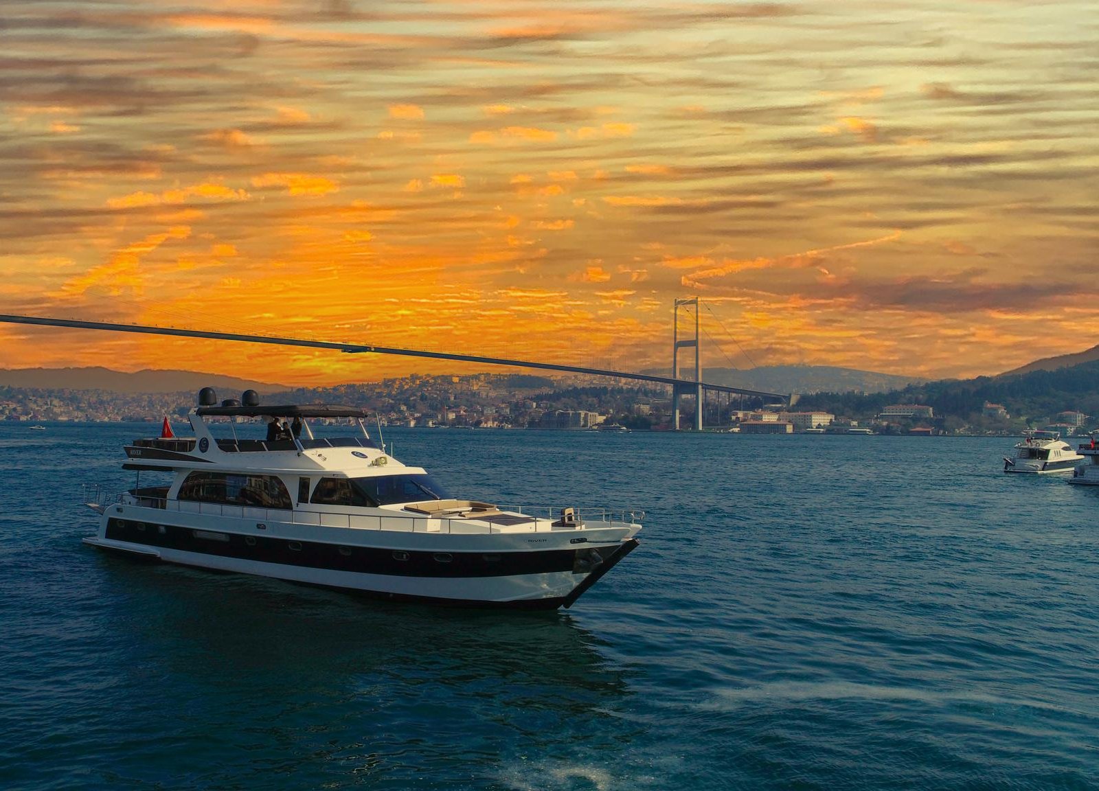 Istanbul Bosphorus Sunset Cruise on Yacht with Live Guide