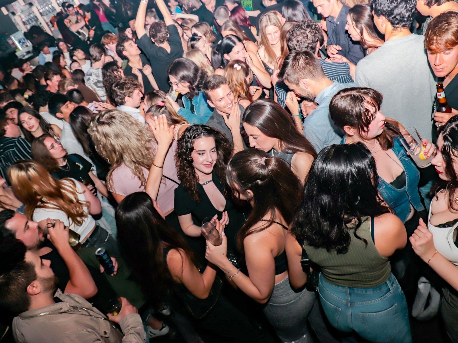 Top Pub Crawl with Drinks and Free Nightclub Entry