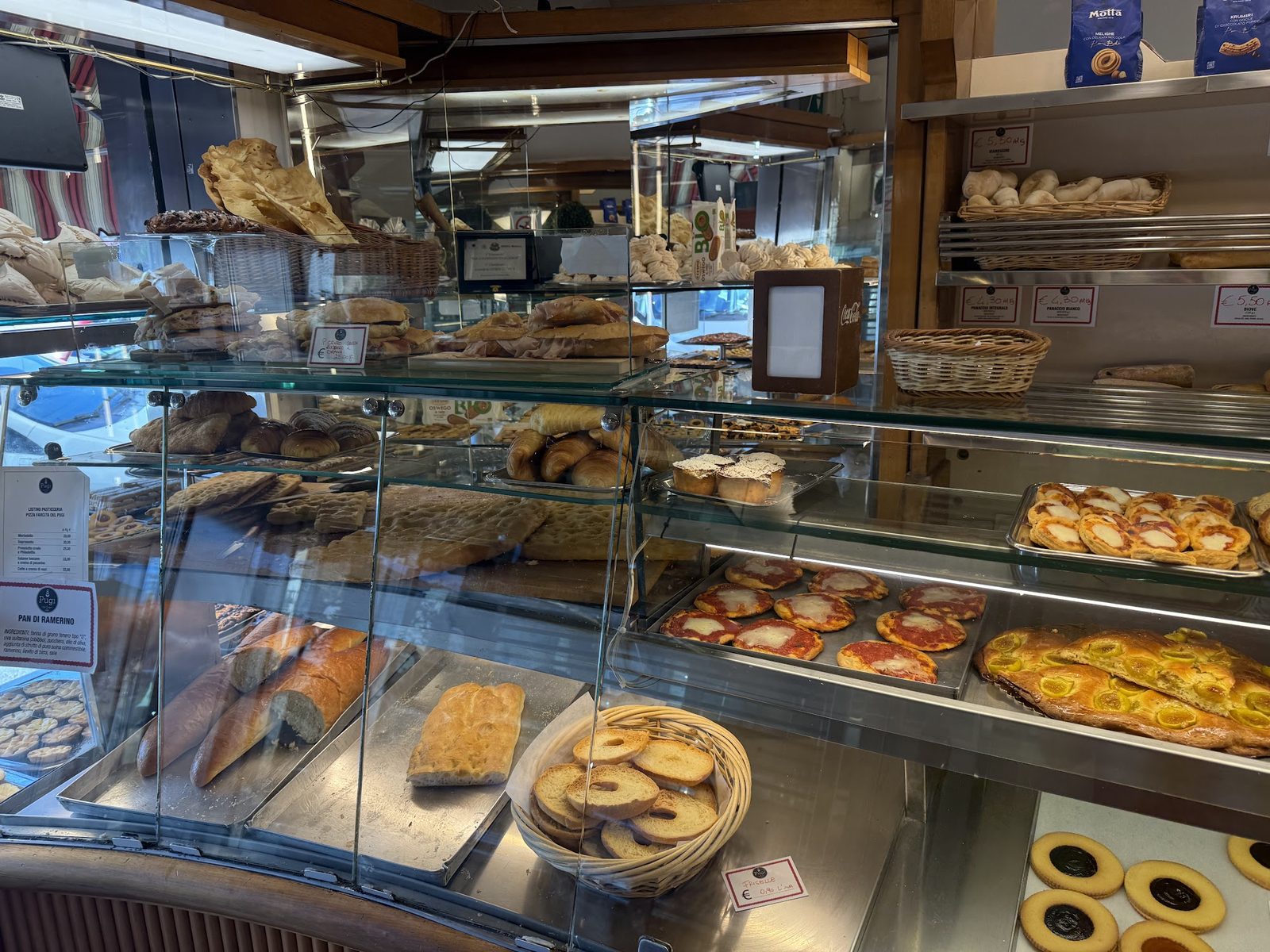 PUGI.....Forno...focacceria...pasticceria...pizzeria