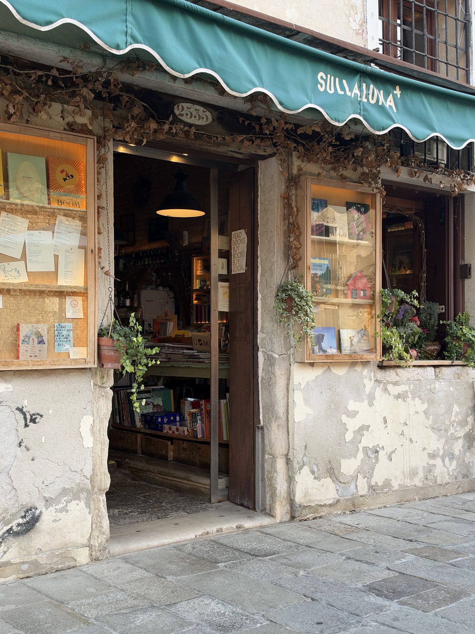 sullaluna libreria & bistrot