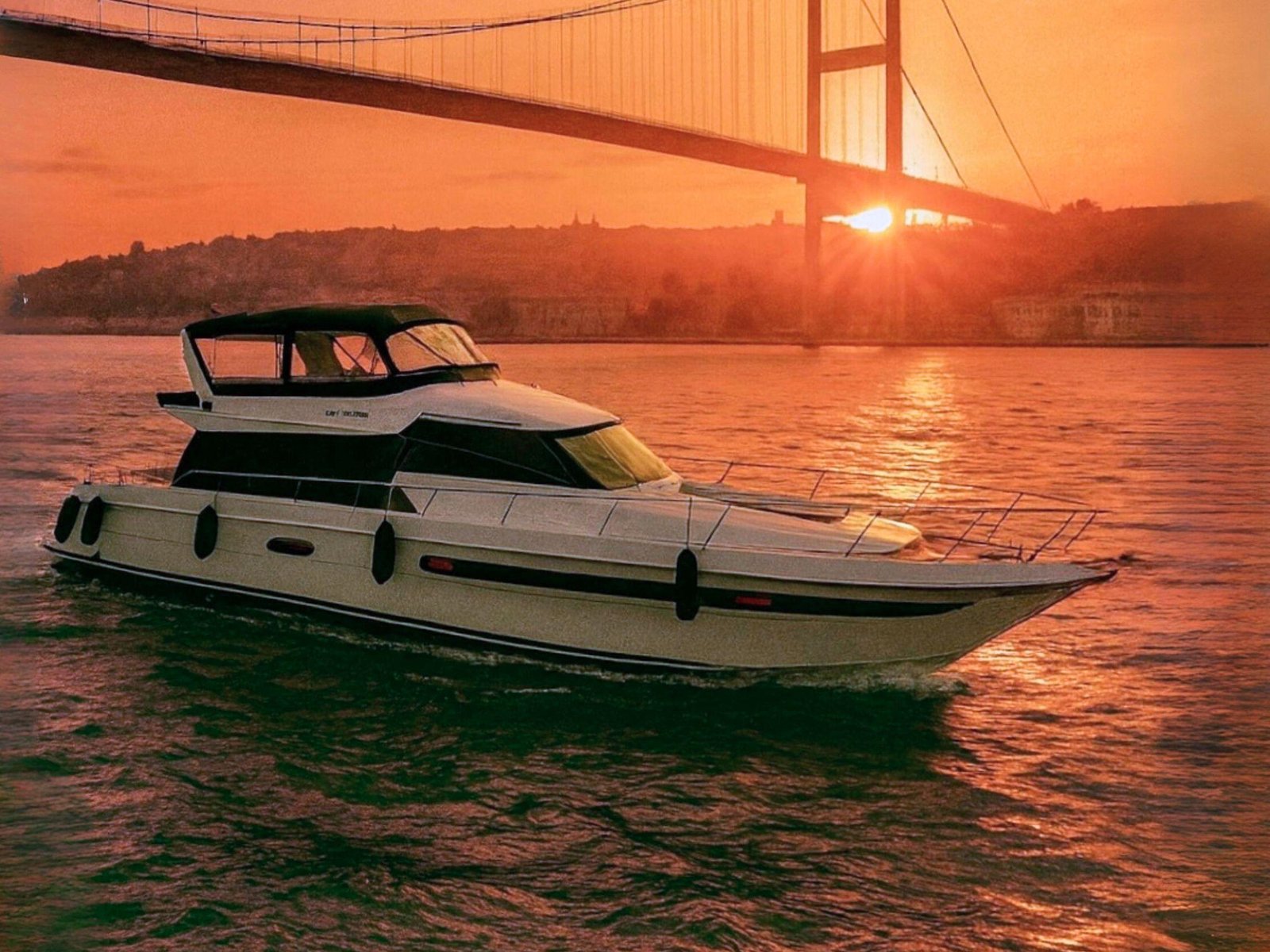 Sunset or Day Small-Group Yacht Cruise with Snacks