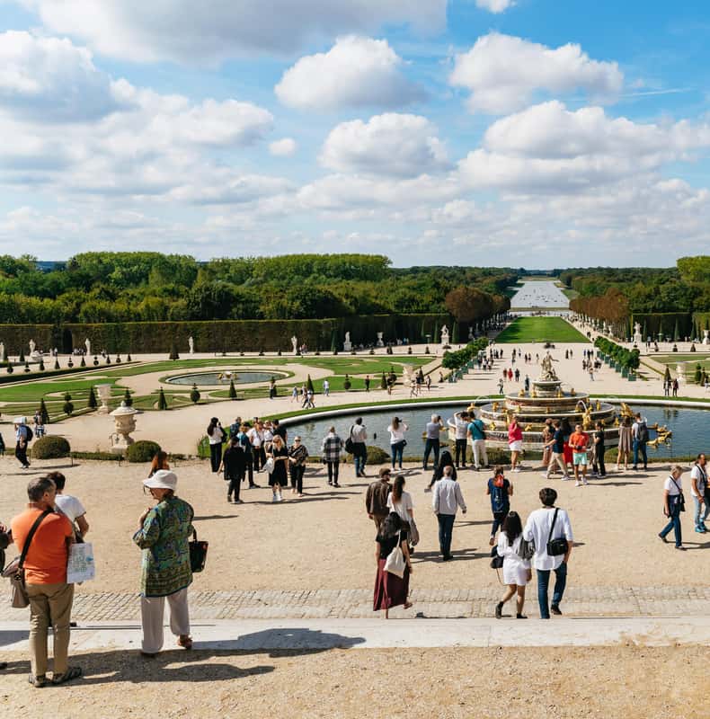 Tour guide Château de Versailles day with bus