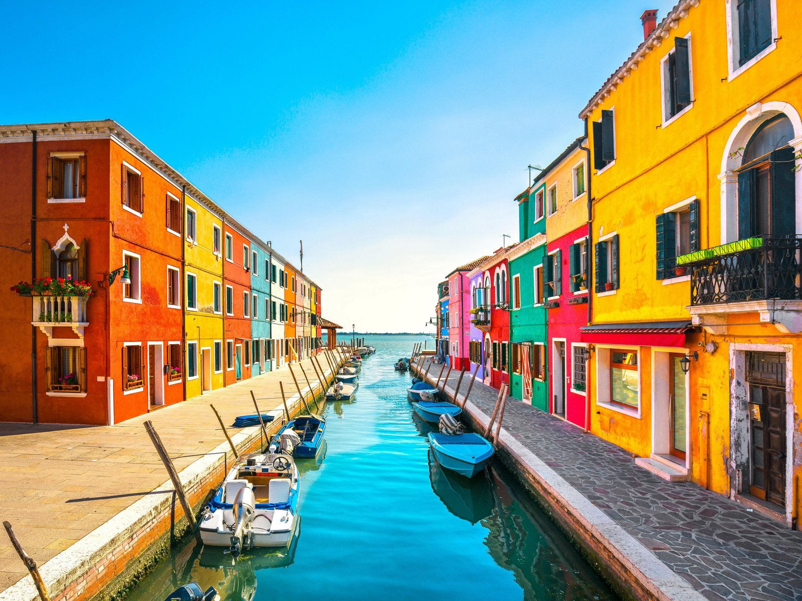 Murano & Burano Guided Tour by Private Boat with Glassmaking