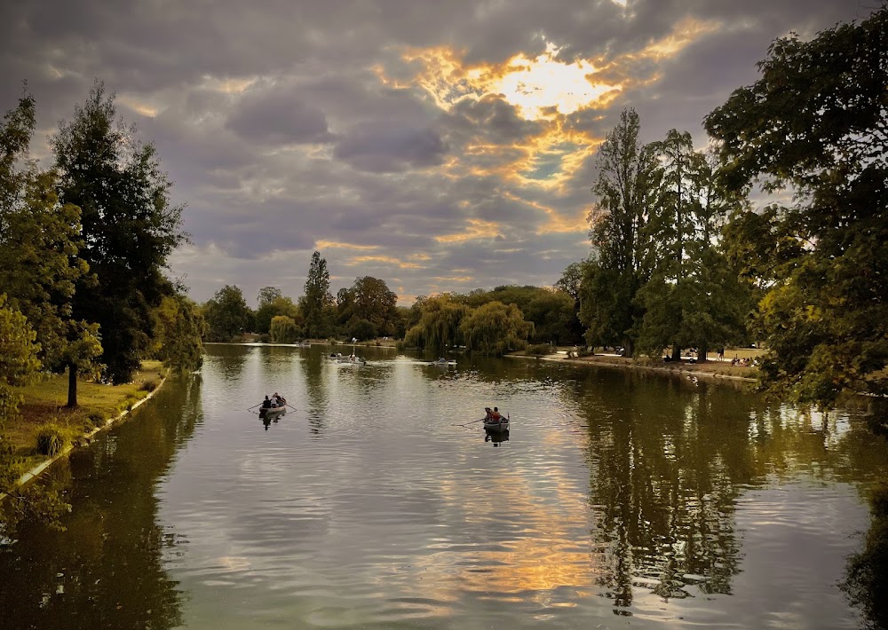 Rent a rowboat on Lac Daumesnil