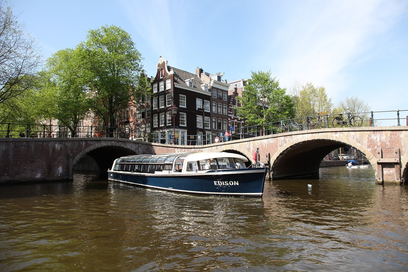 75-Minute Classic Canal Cruise & Snack