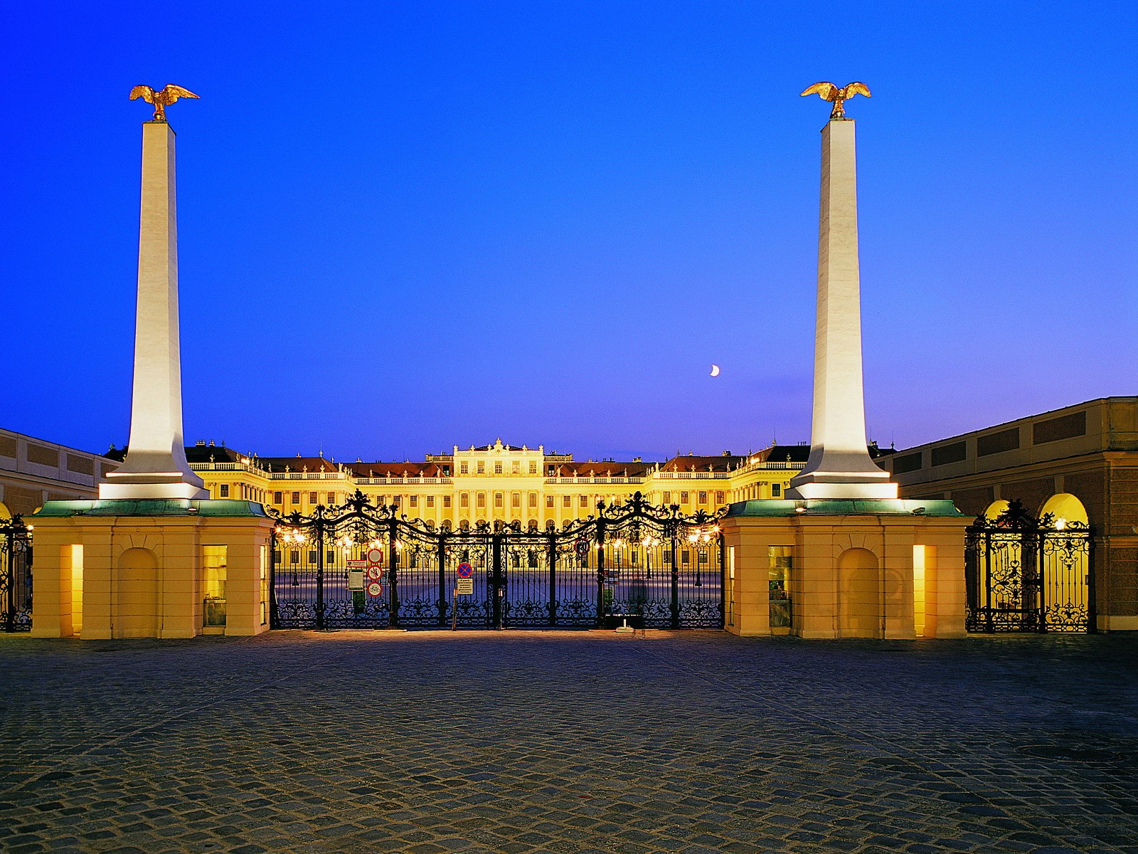Schönbrunn Palace Evening Tour, Dinner and Concert