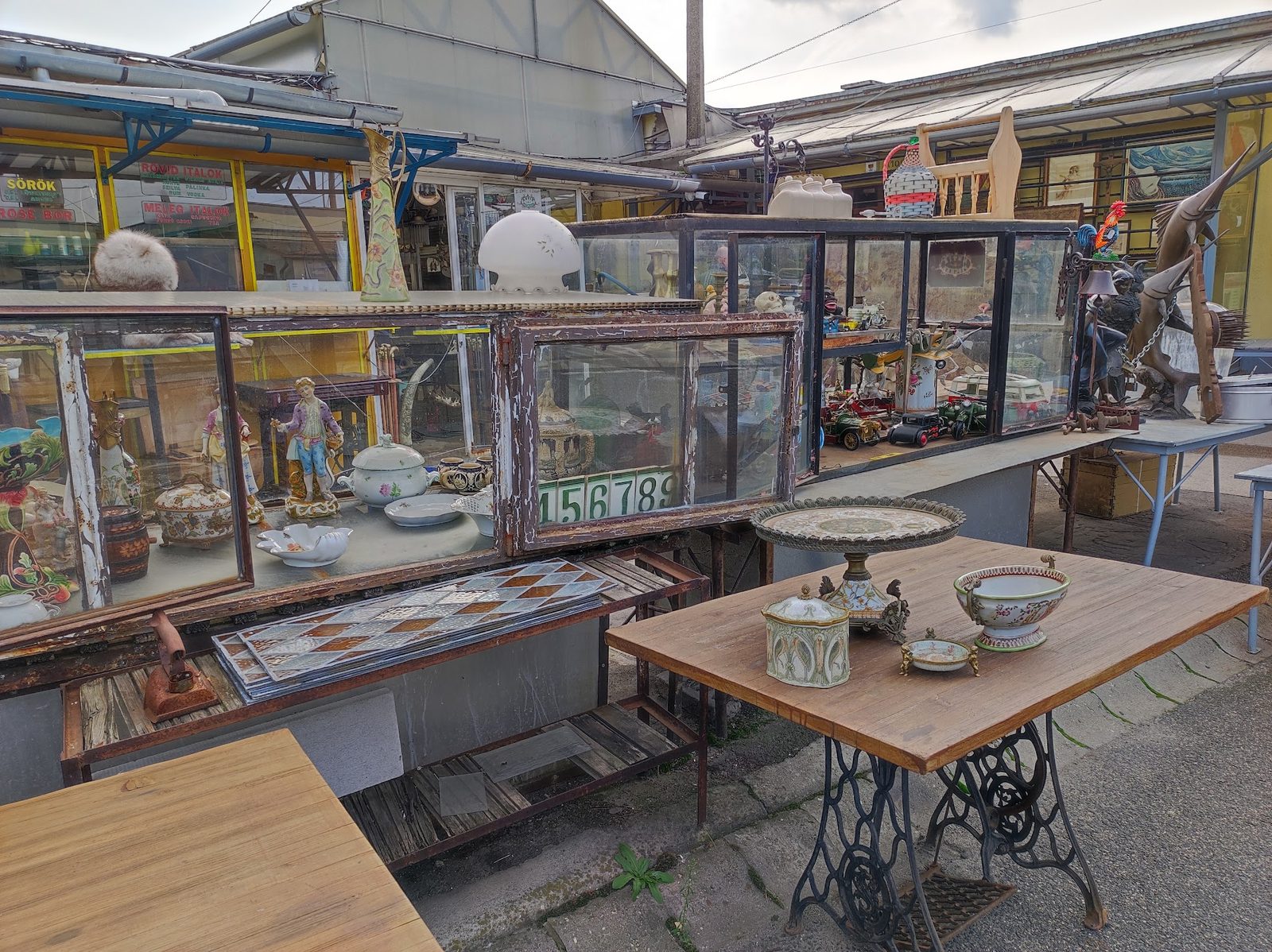 Ecseri Flea Market