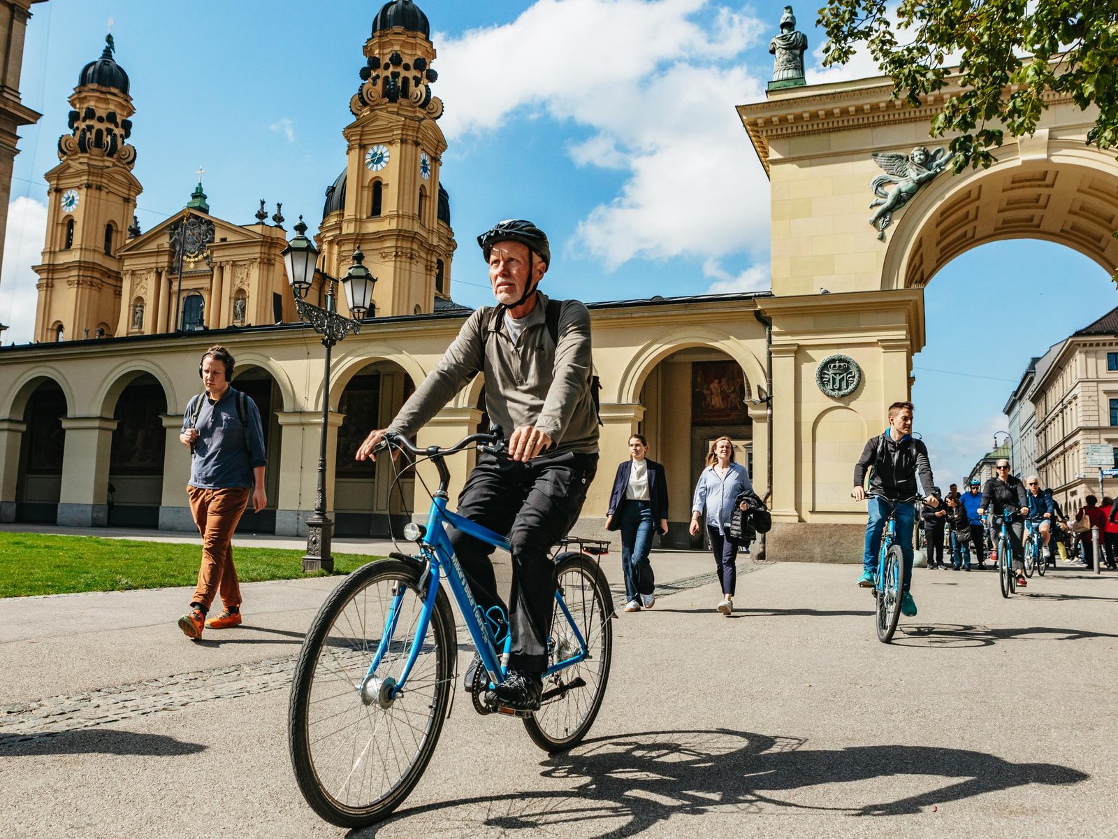 Daily City Bike Tour with Beer Garden Stop