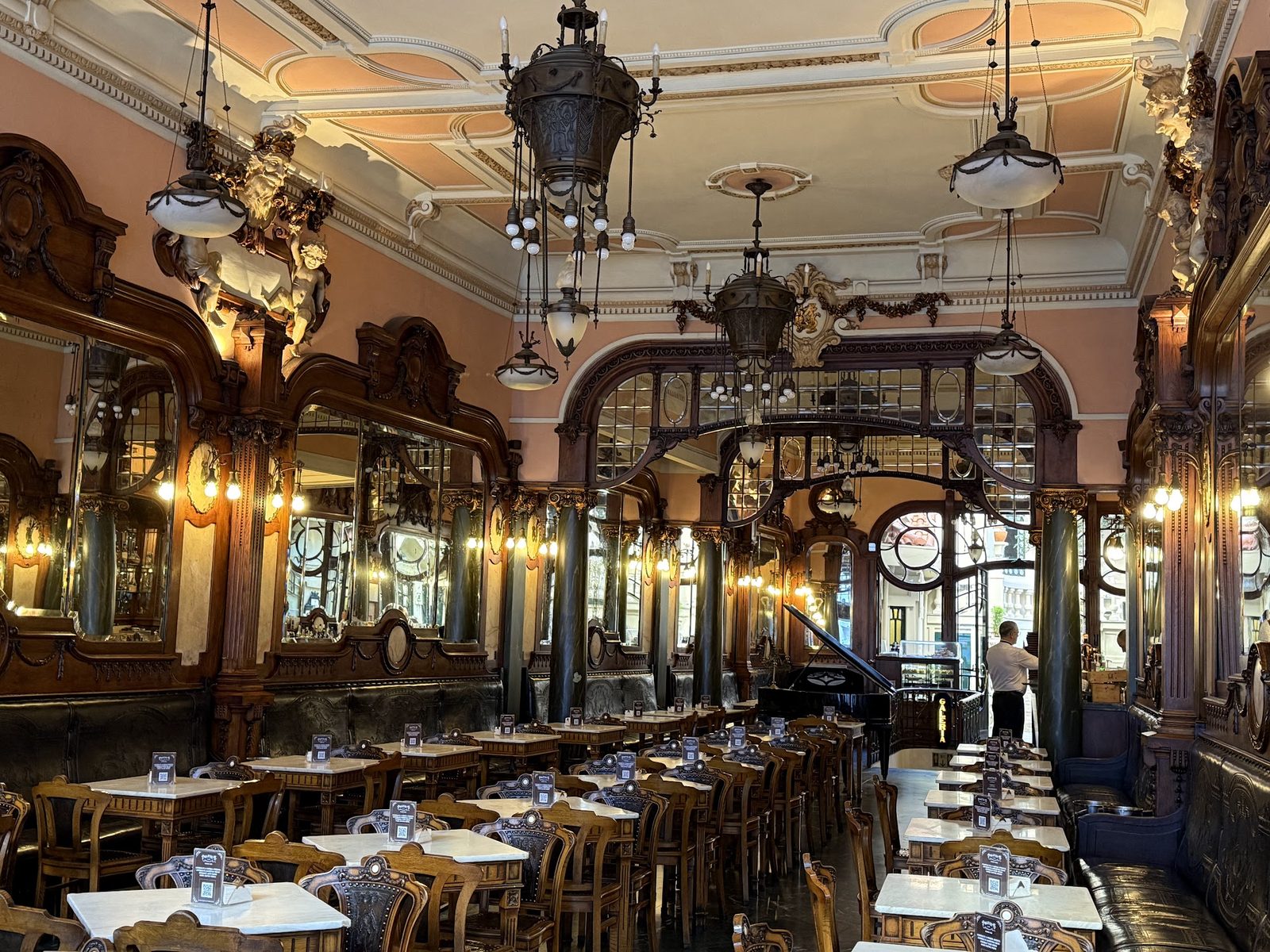 Majestic Café