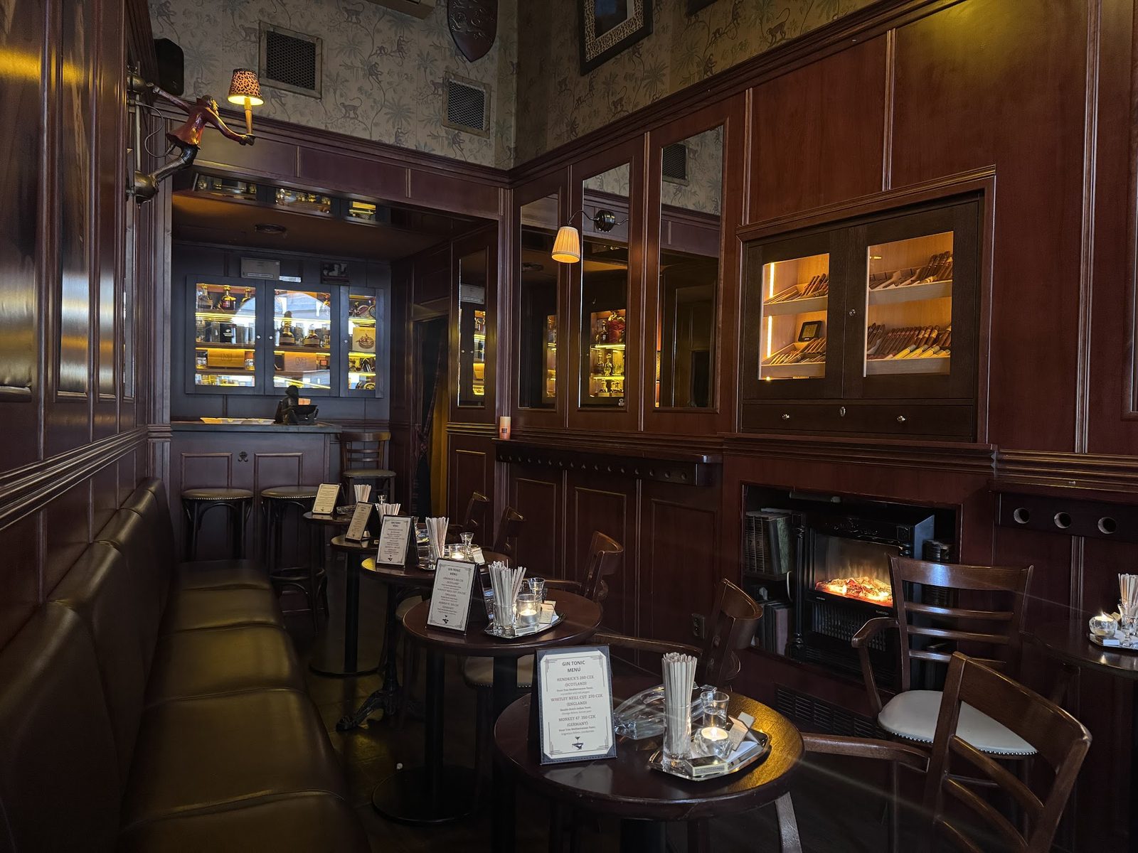Tynska Bar and Books