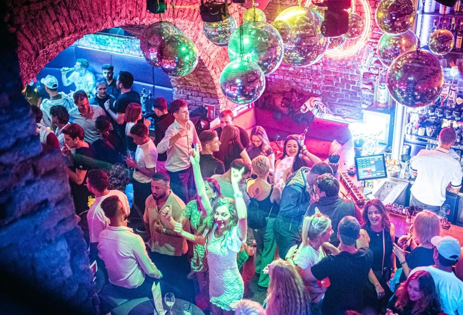 Guided Pub Crawl with Club Entry