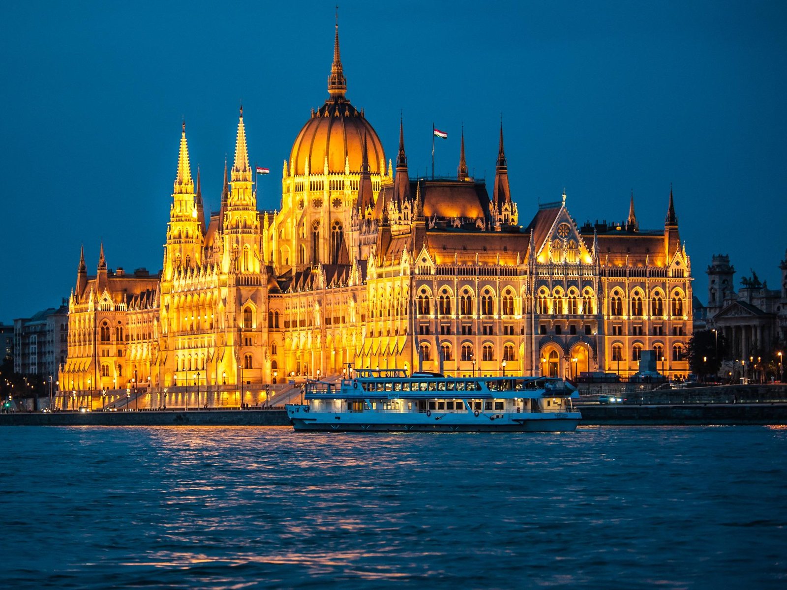By Night Sightseeing Cruise with Welcome Drink
