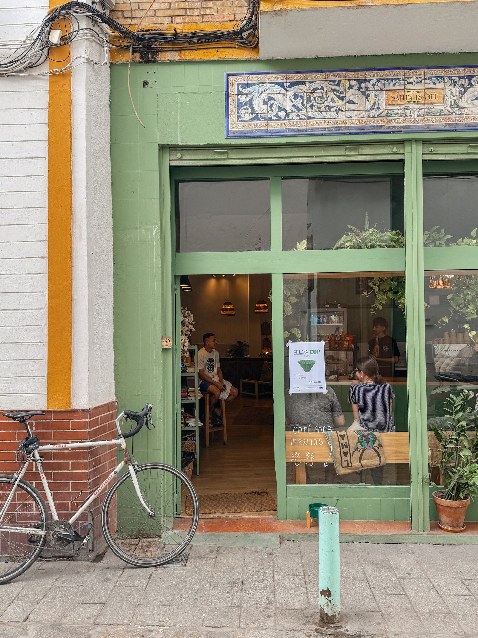 Nebbi Café y Provisiones