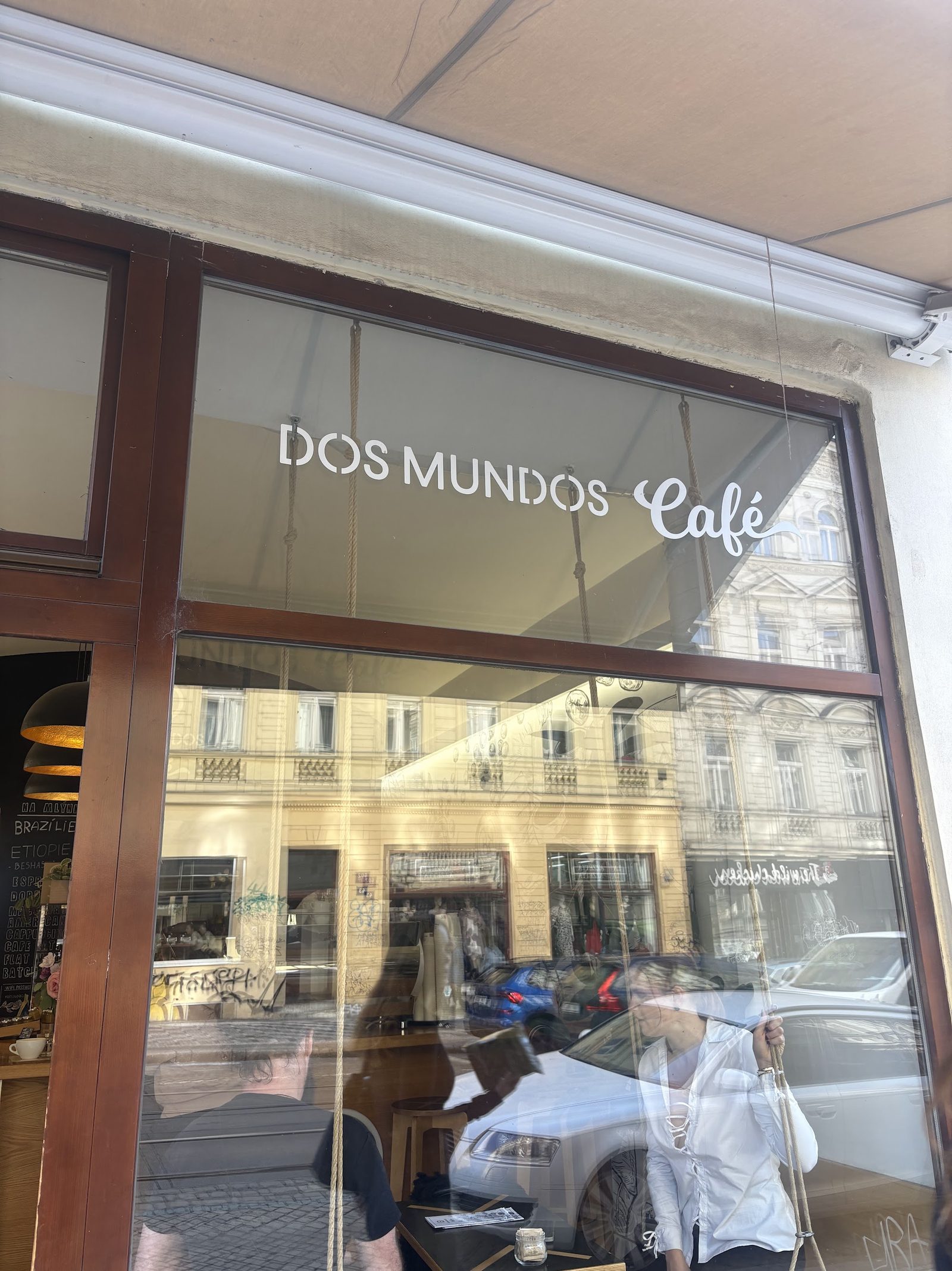 Dos Mundos Café