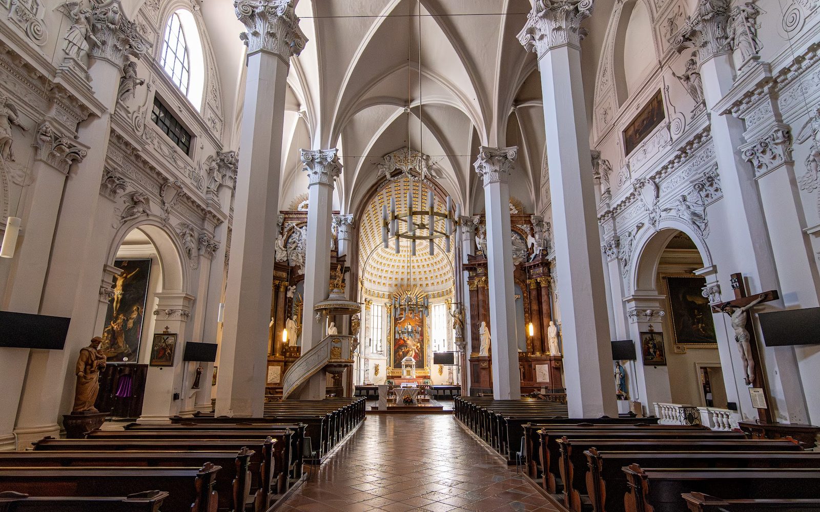 Kirche am Hof (Kirche zu den neun Chören der Engel)
