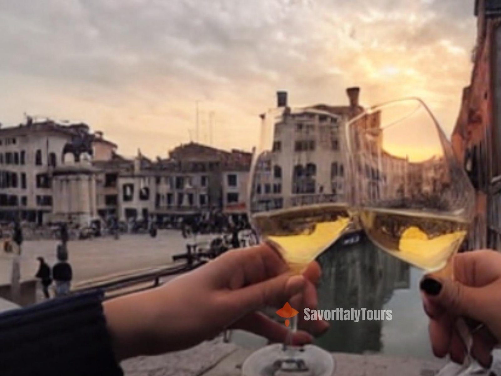 Sunset Walking Tour with Food and Wine Tastings