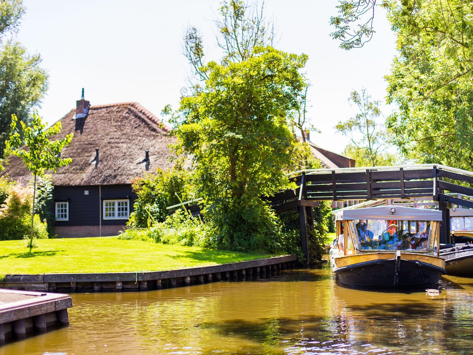 Ultimate Giethoorn Experience with Boat Tour
