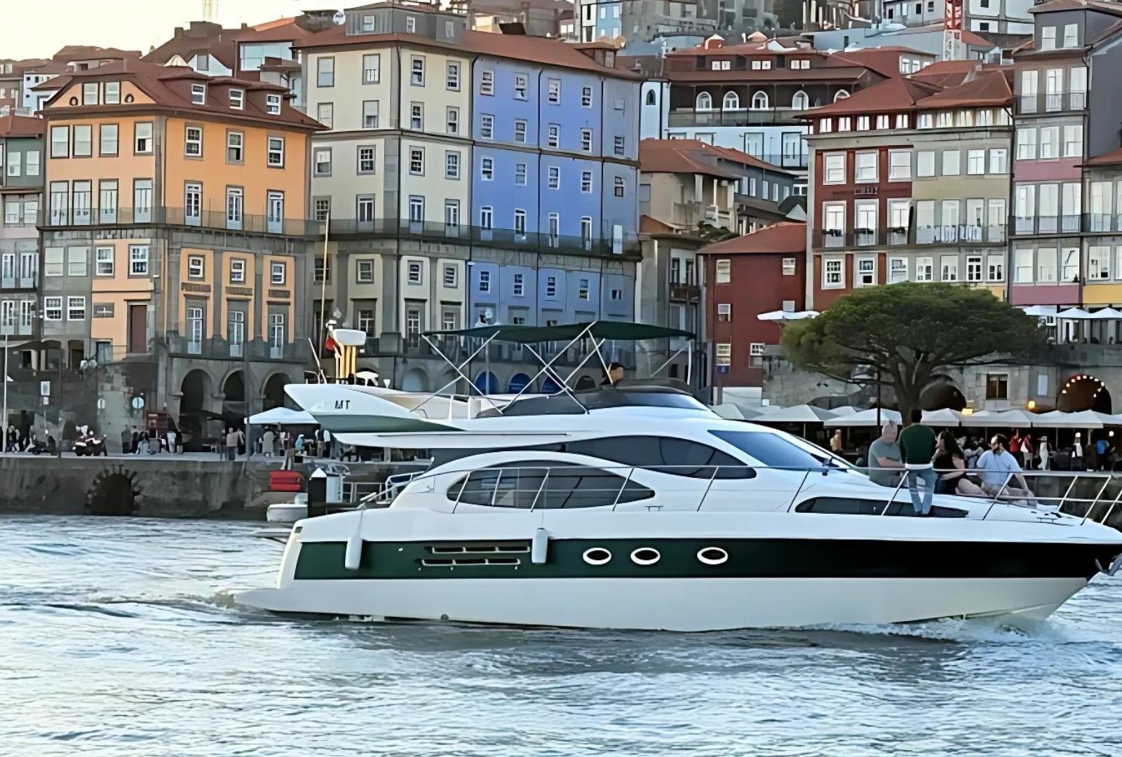 Luxury 7 Bridges Yacht Cruise with Wine & Snacks