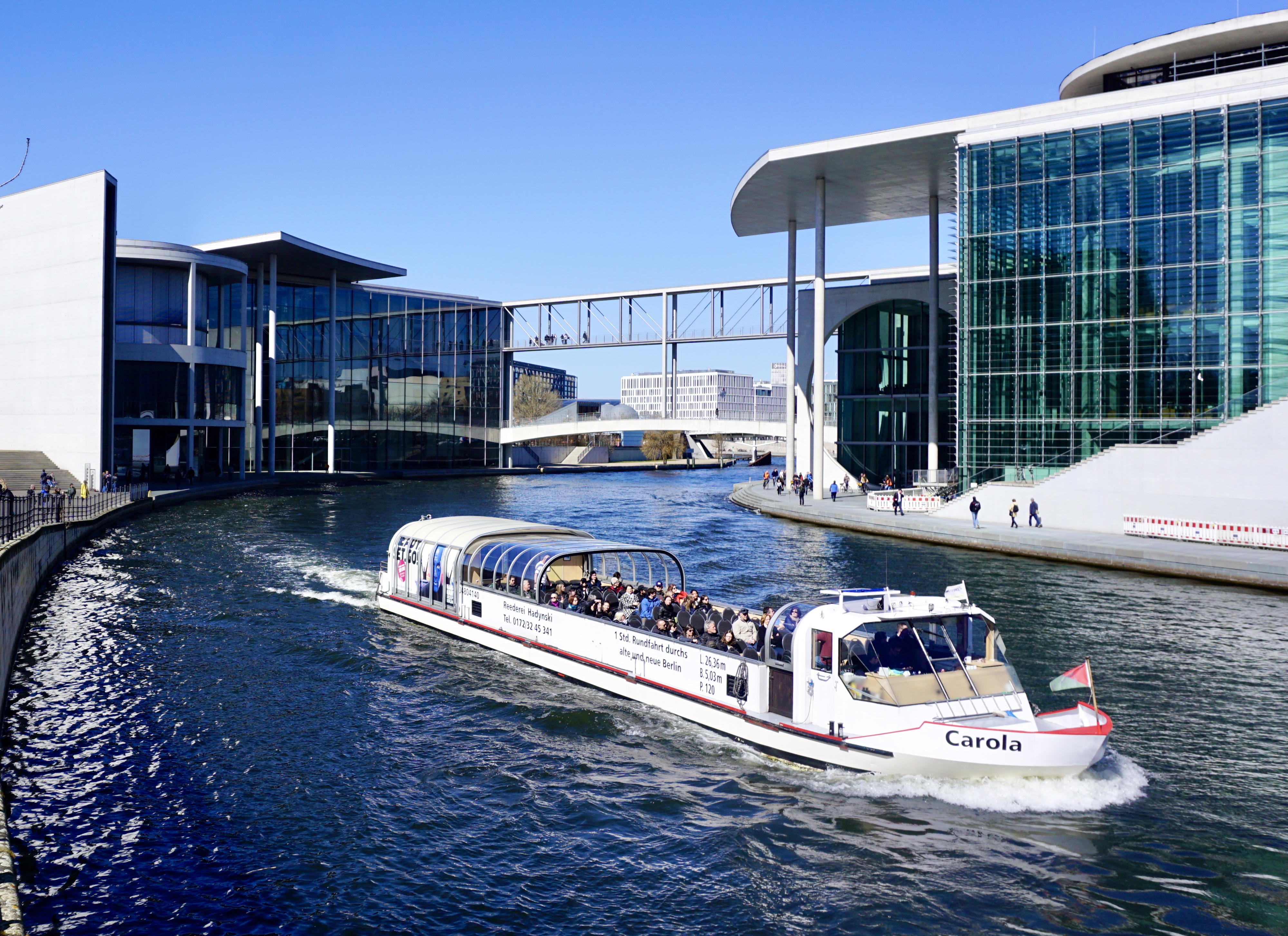 1-hr Boat Tour with Bilingual Live Guide