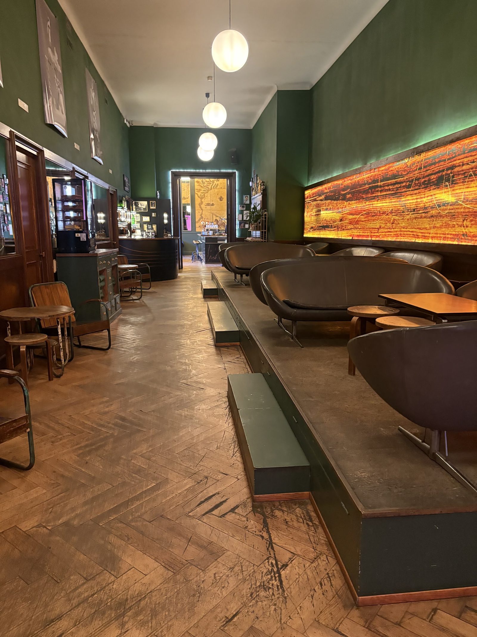 Die Goldene Bar